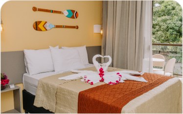 Suíte Dupla com cama de casal e decoração regional