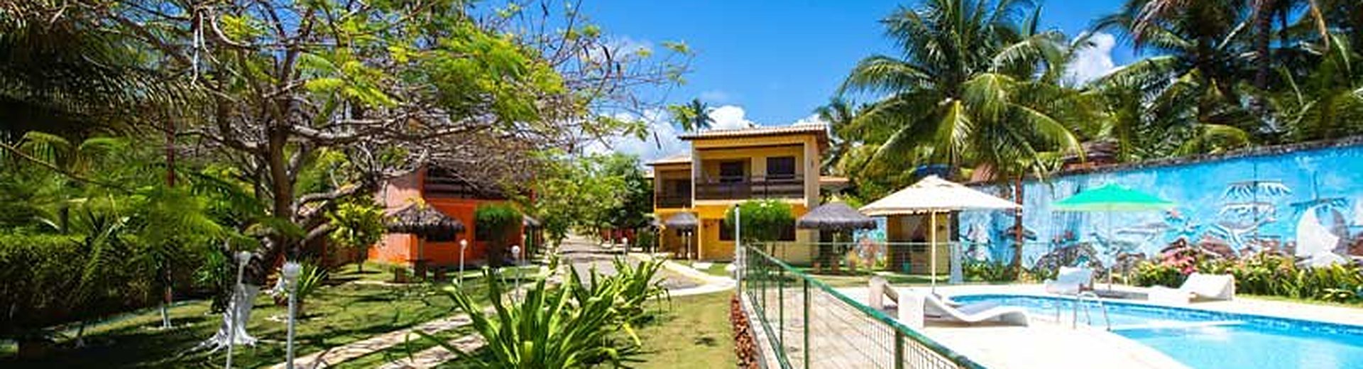 Caminhos do jardim com a piscina ao fundo