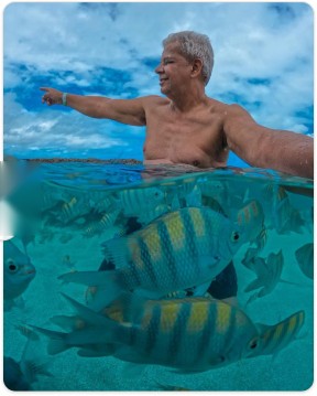 Hóspede mergulhando entre os peixes nas piscinas naturais de Maragogi