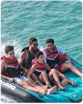 Família em passeio de banana boat no mar de Maragogi