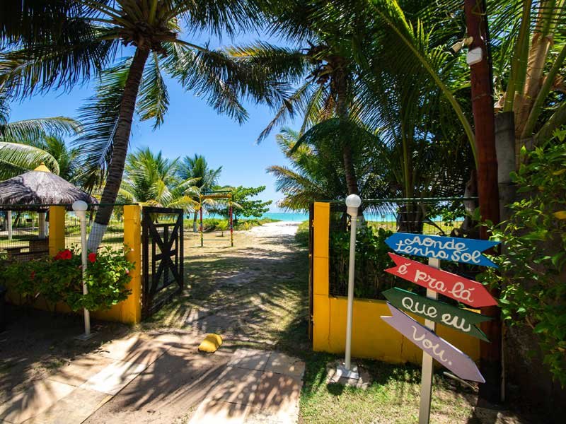 Pórtico na entrada da praia