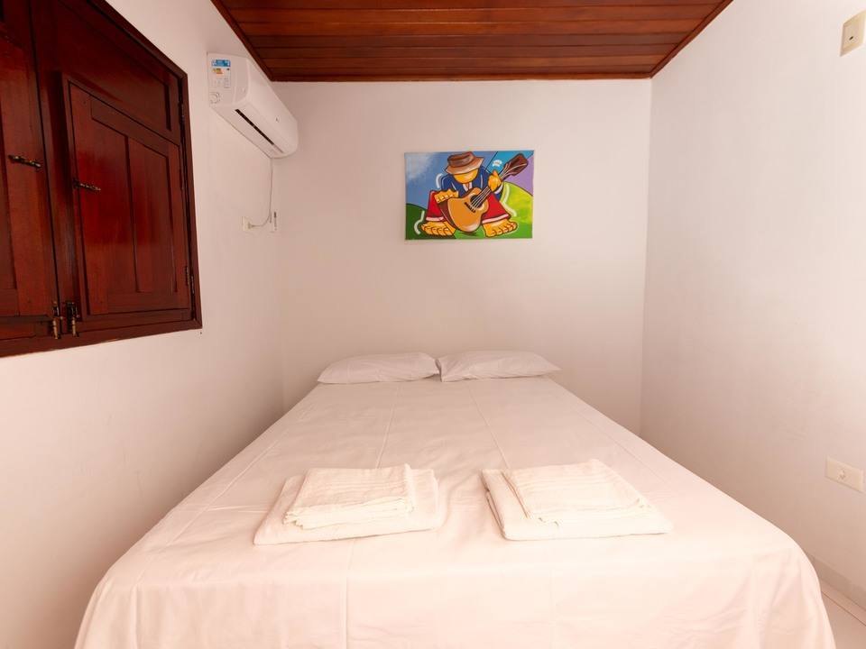 Quarto com cama de casal e ar-condicionado